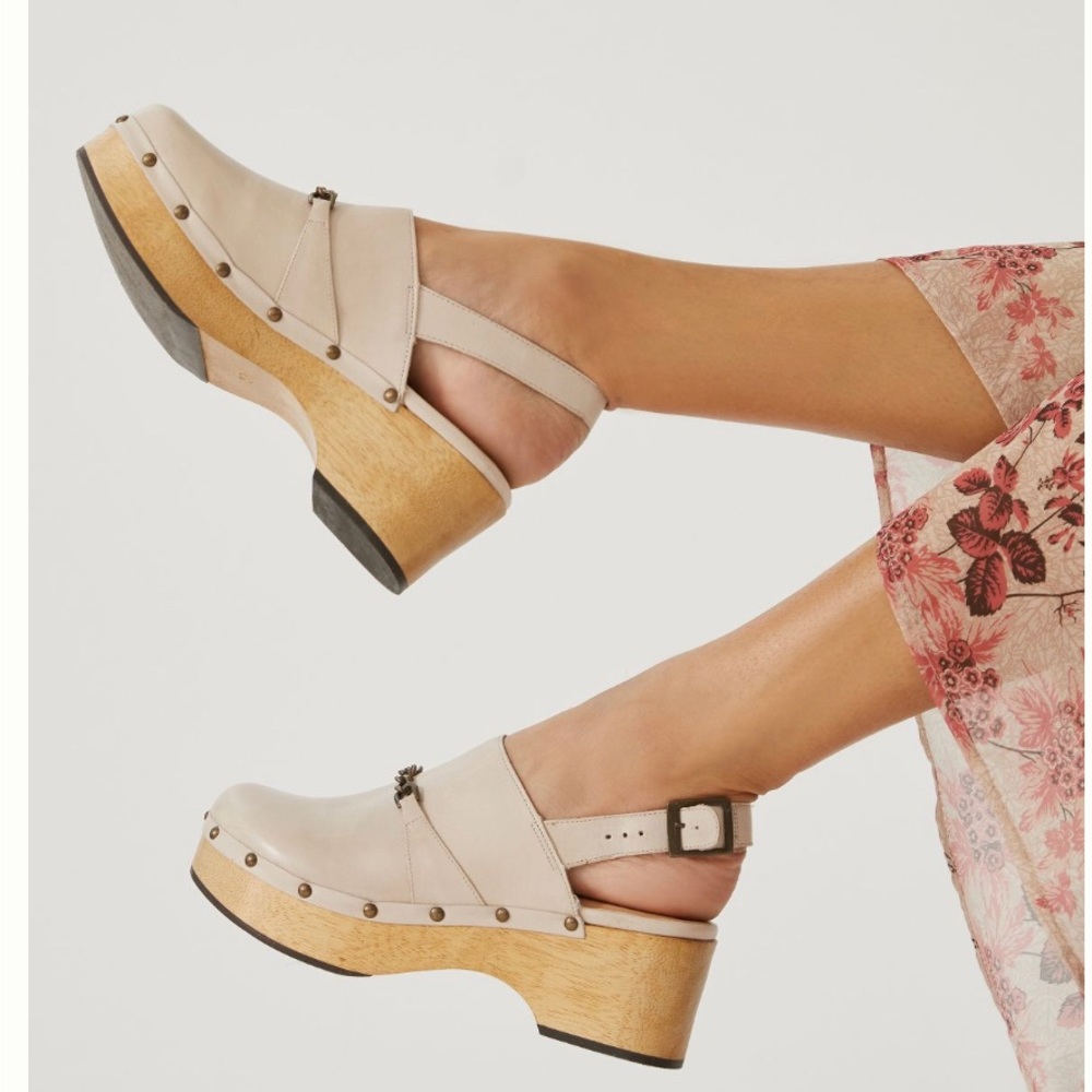 Silent D Georgia Slingback Clog. Worn a few times. Minor scuffs. See photos.